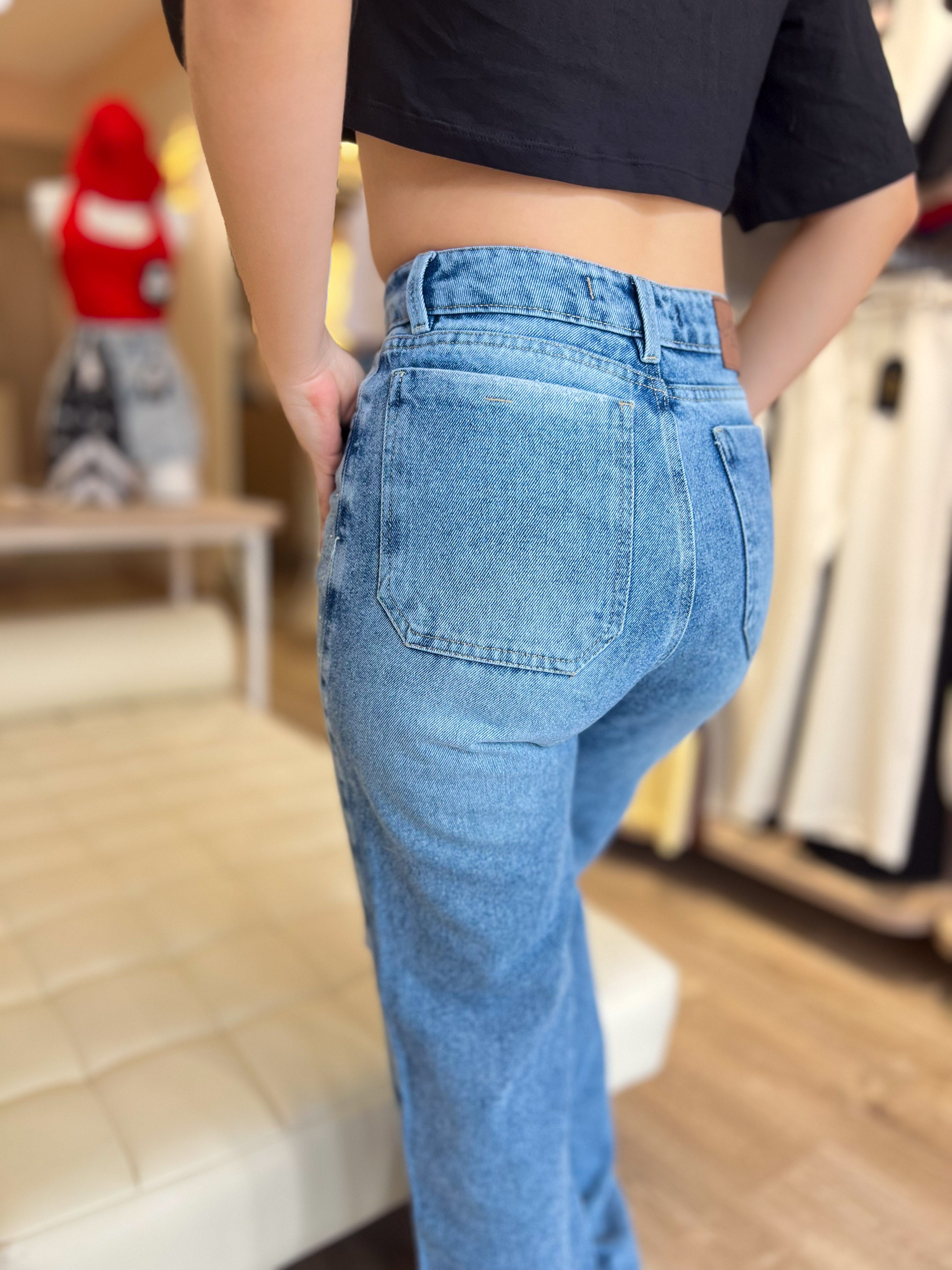 Casual Crop Negro & Jean Mom Fit