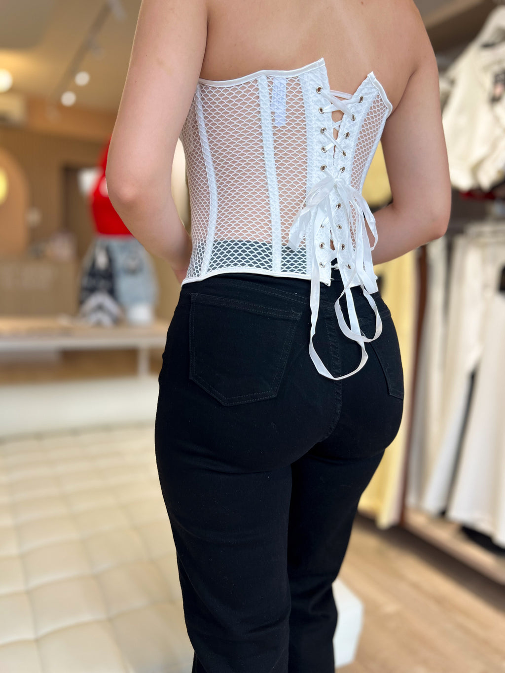 Corset Blanco & Pantalón Negro Elegante