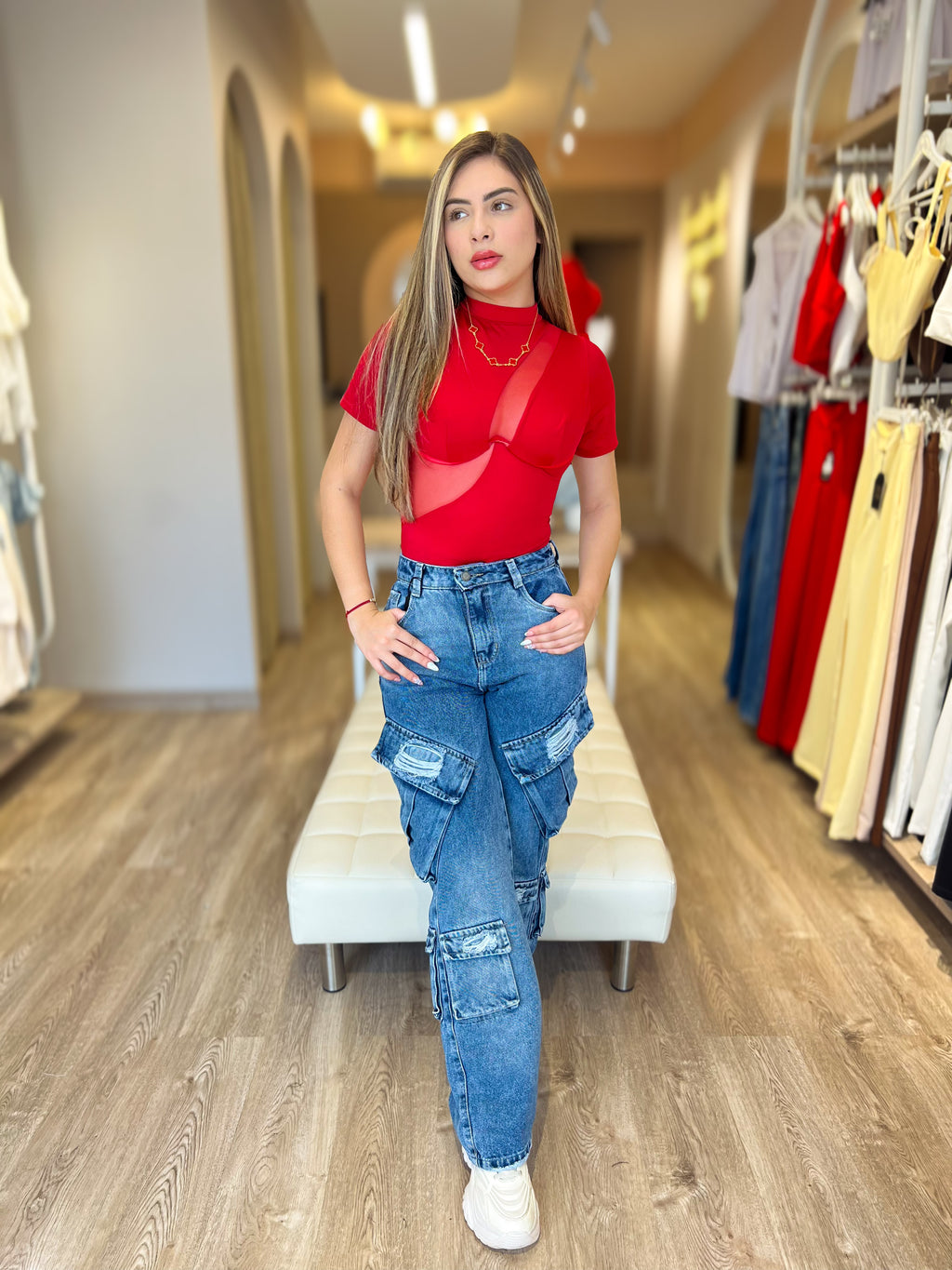 Body Rojo Sensual & Cargo Denim