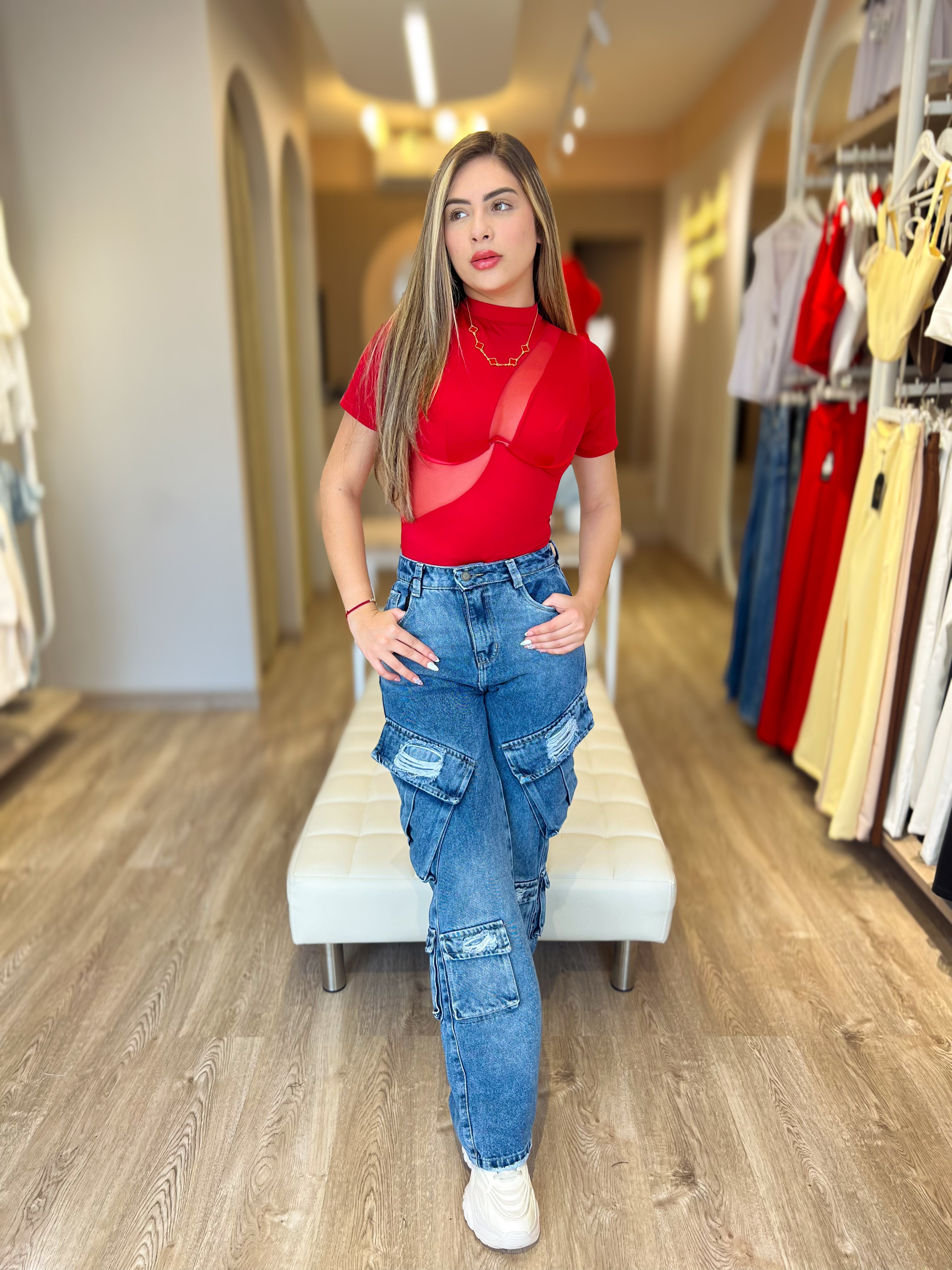 Body Rojo Sensual & Cargo Denim