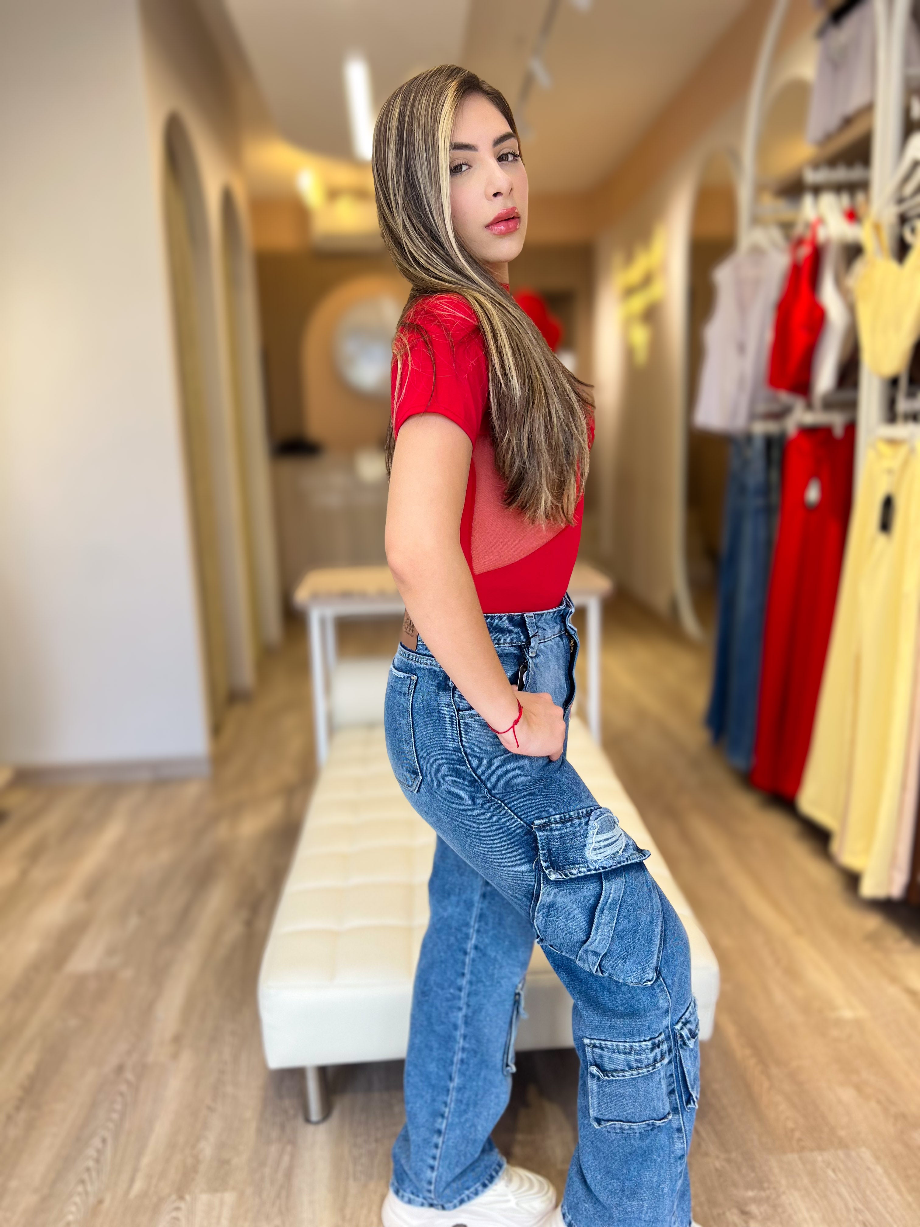 Body Rojo Sensual & Cargo Denim