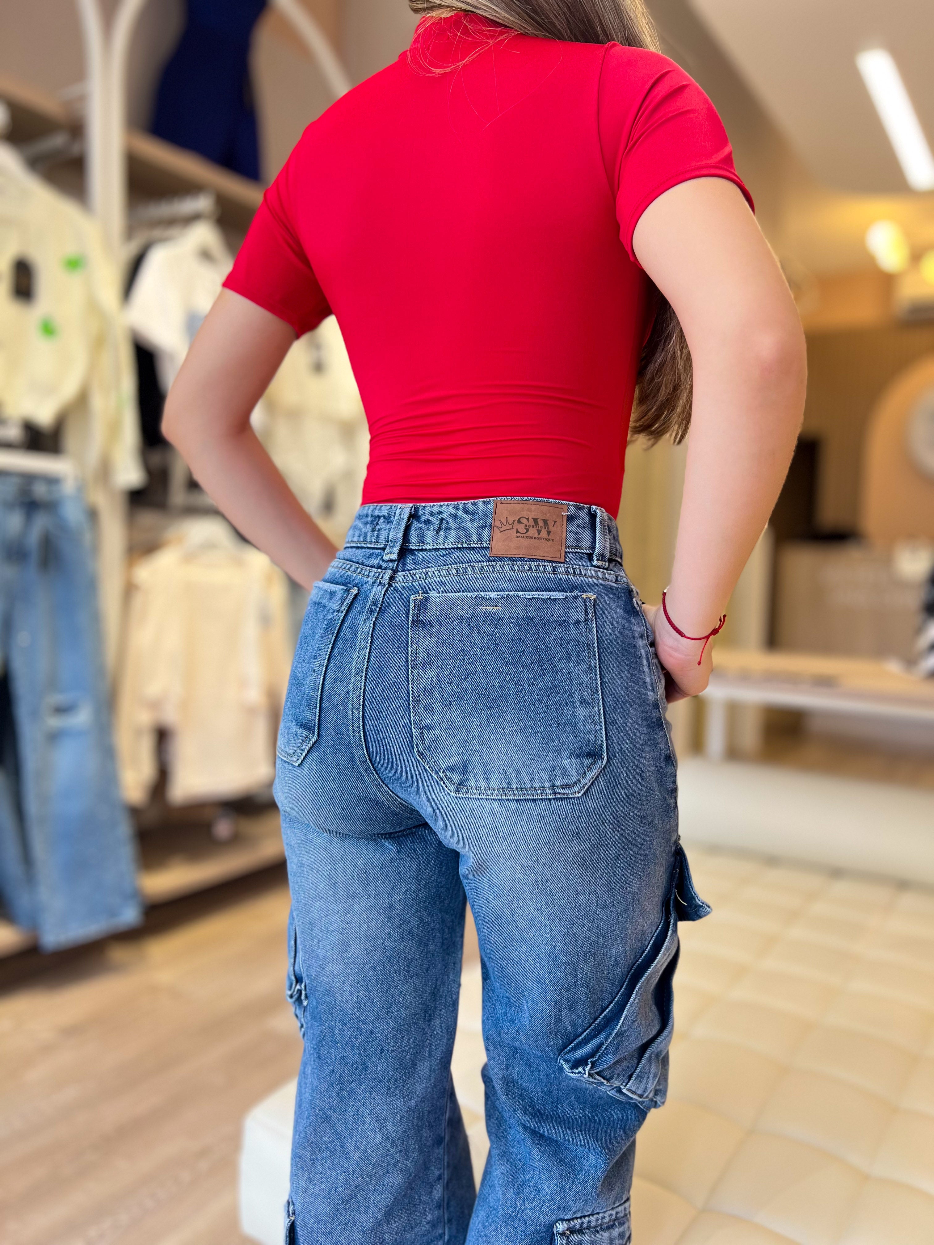 Body Rojo Sensual & Cargo Denim