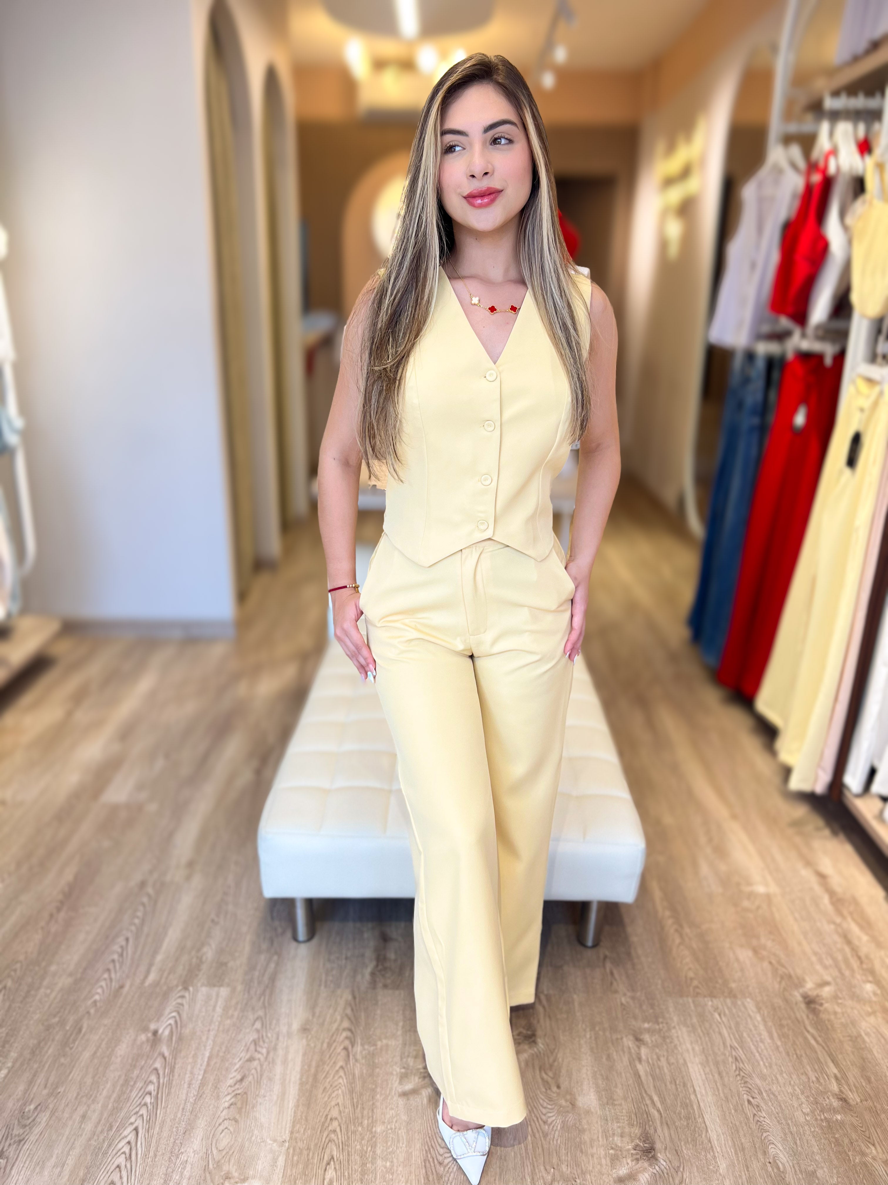 Conjunto Sastre Amarillo Pastel Sin Mangas