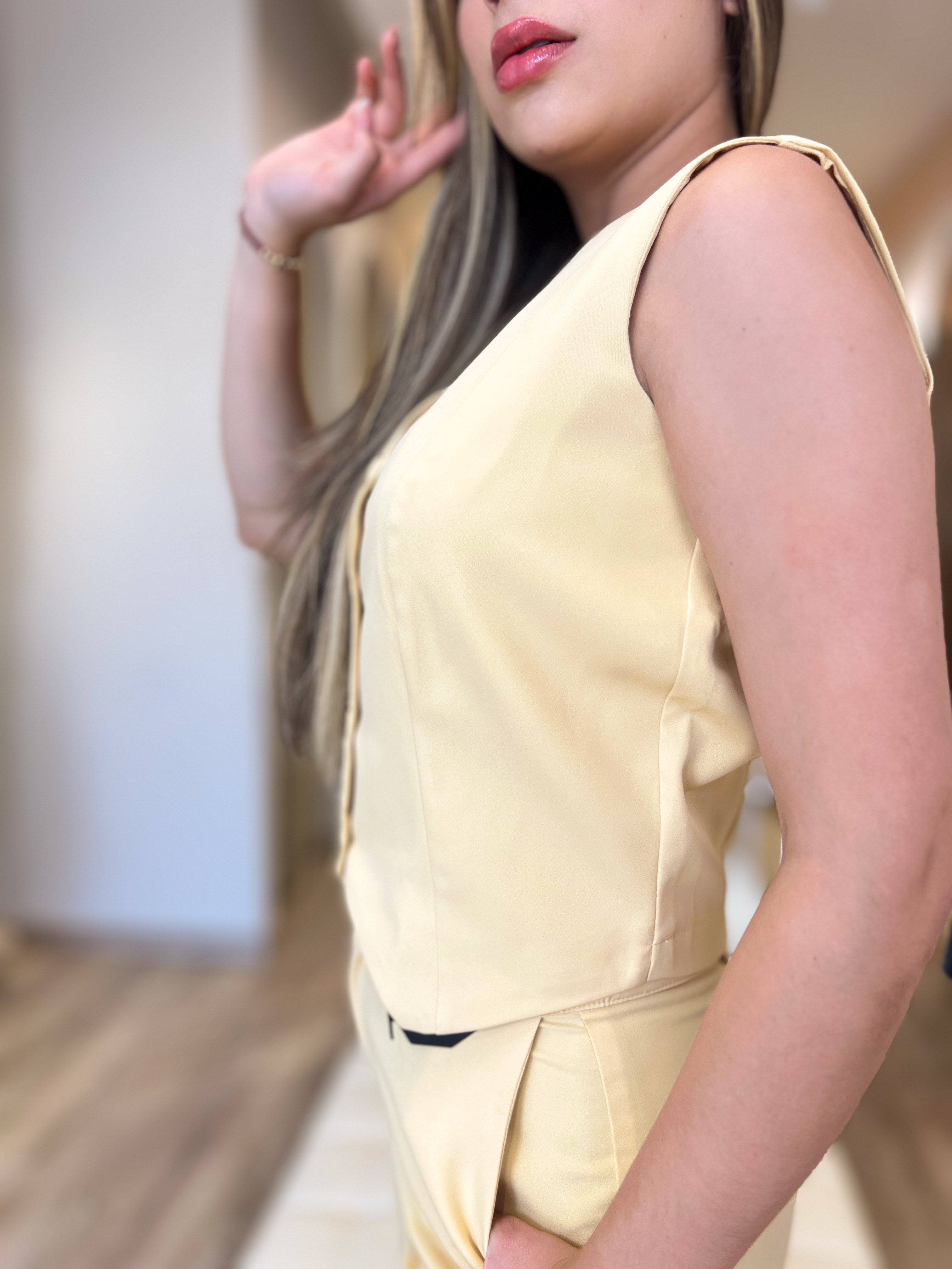 Conjunto Sastre Amarillo Pastel Sin Mangas